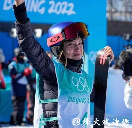 谷爱凌首滑摔倒!从容起身的模样,比金牌更动人 谷爱凌首滑摔倒!从容起身的模样,比金牌更动人